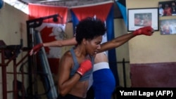 La pugilista cubana Idamelys Moreno durante un entrenamiento, en La Habana, en mayo de 2019. (Yamil Lage/AFP)