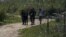 Los solicitantes de asilo cubanos se dirigen a un área donde se entregarán a los agentes de la Patrulla Fronteriza en Eagle Pass, Texas, el 20 de diciembre de 2022. -