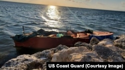 Un bote usado por migrantes cubanos para llegar a los Cayos de la Florida. (US Coast Guard).