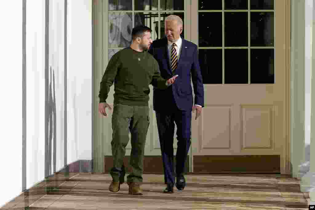 El presidente Joe Biden y su homólogo ucraniano Volodymyr Zelenskyy conversan mientras caminan por la columnata de la Casa Blanca. (AP/Patrick Semansky)