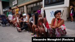Un grupo de personas espera en una cola para comprar alimentos en una tienda de La Habana Vieja. (REUTERS/Alexandre Meneghini-Archivo)