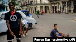 Jóvenes juegan fútbol en una calle de La Habana. (AP/Ramon Espinosa/Archivo)