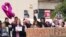 Protesta frente a la embajada de Cuba en Madrid, por el cumpleaños 35 de Luis Manuel Otero Alcántara en prisión. Foto: Cortesía Luz Escobar