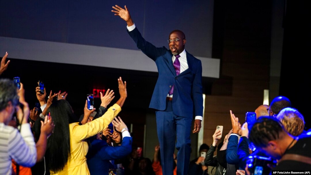 El senador demócrata Raphael Warnock habla durante una fiesta electoral el martes 6 de diciembre de 2022 en Atlanta.