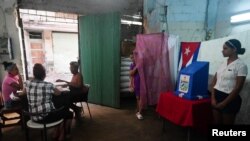 Un colegio electoral en La Habana, Cuba, este 27 de noviembre. (REUTERS/Alexandre Meneghini)
