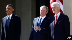 ARCHIVO - (De izq a der) Los expresidentes Barack Obama, George W. Bush y Bill Clinton asisten a la ceremonia de apertura del Centro Presidencial George W. Bush el 25 de abril de 2013 en Dallas, Texas.
