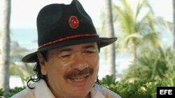 Imagen en televisión del guitarrista Carlos Santana en con EFE