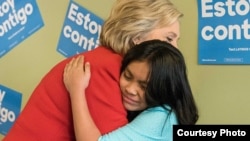 Hillary Clinton con niña hispana durante la campaña presidencial