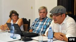 El ex embajador de Cuba ante la Unión Europea, Carlos Alzugaray (c), la socióloga Mayra Espira (i), y el politólogo cubano Hiran Hernández (d), participan en la presentación en La Habana, Cuba, del folleto titulado "Por un consenso para la Democracia". 