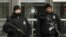 Oficiales de la Policía Federal permanecen en guardia en una Corte del Distrito Federal hoy, miércoles 25 de febrero de 2015, donde se encuentran tres hombres residentes de Nueva York que el FBI arrestó porque presuntamente planeaban unirse al Estado Islámico (EI) o perpetrar atentados terroristas en Estados Unidos, informaron fuentes oficiales. 