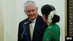 El secretario de estado estadounidense, Rex Tillerson, y la ministra Birmana de Exteriores, Aung San Suu Kyi, tras su reunión en Naipyidó.