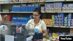 Productos alimenticios básicos están en su mayoría disponibles en tiendas recaudadoras de divisas, cuyos elevados precios irritan a la mayoría de los cubanos.