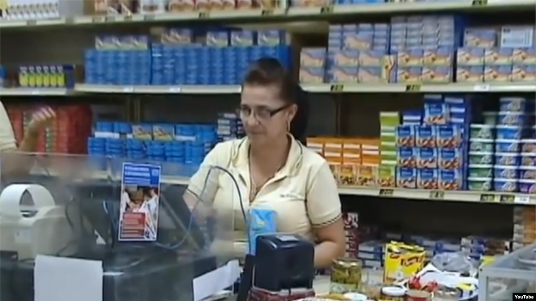 Productos alimenticios básicos están en su mayoría disponibles en tiendas recaudadoras de divisas, cuyos elevados precios irritan a la mayoría de los cubanos.
