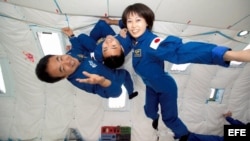 Fotografía de cortesía suministrada por la NASA,de la astronauta japonesa Naoko Yamazaki (d) junto a sus compatriotas Satoshi Furukawa (i) y Akihiko Hoshide (c) durante una actividad de entrenamiento en gravedad cero.