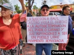 Exiliados exigen la autodeterminación de los cubanos.