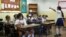Fotografía de archivo de estudiantes cubanos en su aula.