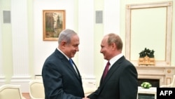 El presidente de Rusia, Vladimir Putin, saluda al premier de Israel Benjamin Netanyahu, en el Kremlin, Moscú, el 11 de julio de 2018. 
