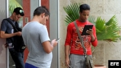 Con una de las tasas de penetración de internet más bajas del mundo, Cuba tiene uno de sus mayores retos en la mejora de las telecomunicaciones.