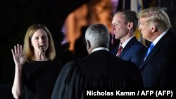 Amy Coney Barrett, magistrada en la Corte Suprema de Estados Unidos, en su juramentación el 26 de octubre de 2020.