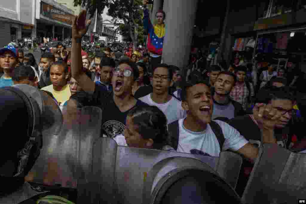 Manifestaciones en Venezuela contra decisión del Tribunal Supremo de Venezuela