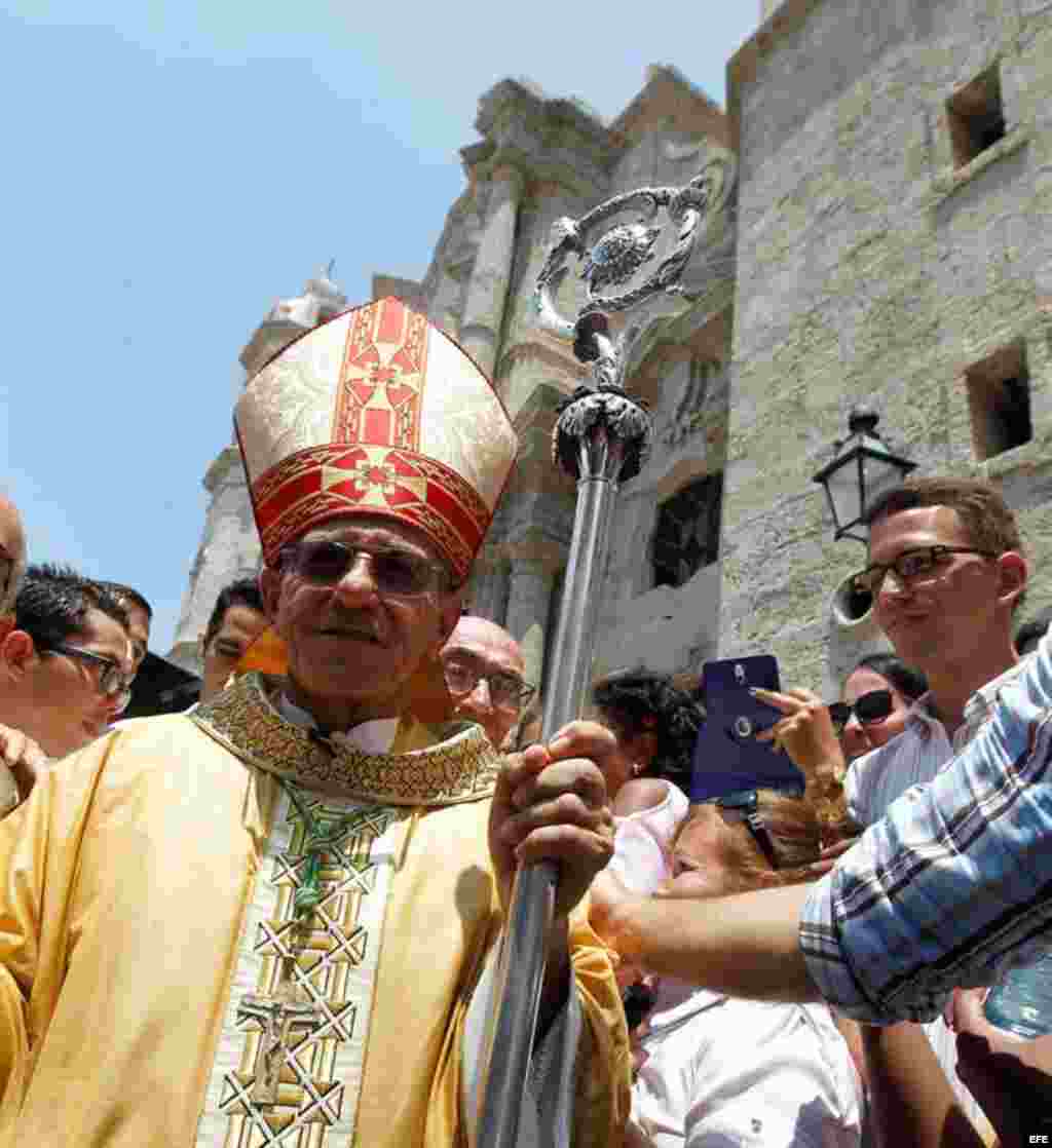 Fieles religiosos saludan al nuevo arzobispo de La Habana, Juan de la Caridad García Rodríguez (i), durante su primera misa en la Catedral de La Habana hoy, 22 de mayo de 2016