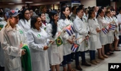 Médicos cubanos trabajando en el programa Mais Médicos de Brasil.