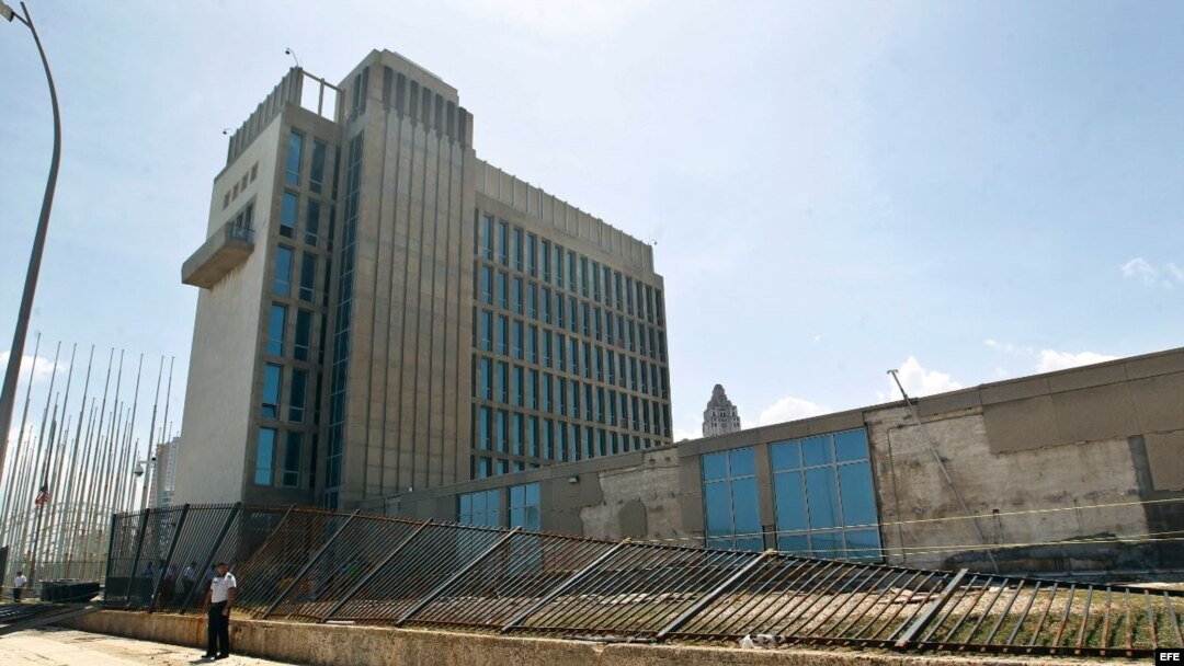 Trabajadores realizan labores de limpieza fuera de la embajada de Estados Unidos hoy, lunes 11 de septiembre del 2017, después del paso del huracán Irma por La Habana (Cuba).