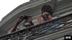 La cantante estadounidense Beyoncé (d) y su esposo, el rapero Jay-Z (i), en el Hotel Saratoga de La Habana (Cuba). 