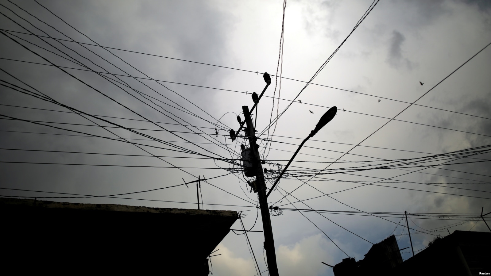La crisis y los largos apagones disparan el robo de infraestructura pública en Cuba