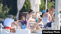 Antonio Castro, al centro, con camiseta púrpura, vacaciona en el balneario de Bodrum, Turquía