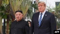 Donald Trump camina junto a Kim Jong Un en el hotel Sofitel Legend Metropole de Hanoi. 