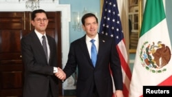 El secretario de Estado Marco Rubio (derecha) se reunió por primera vez en persona con el canciller de México, Roberto Velasco, en Washington.
