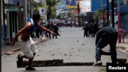 Manifestantes huyen de la represión policial en medio de los enfrentamientos en Monimbó (Reuters).