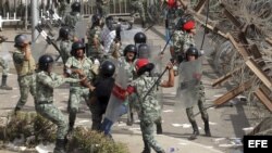 Soldados egipcios se enfrentan a un grupo de manifestantes cerca del Ministerio de Defensa, en El Cairo, el viernes 4 de mayo de 2012. 