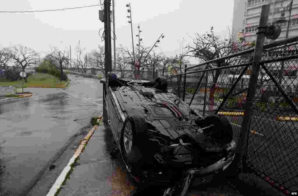 Un carro volcado tras el paso del huracán María por Puerto Rico.