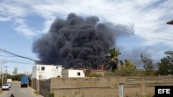 Vista general de la refinería de Amuay, ardiendo después de la explosión, en el Estado Falcón, Venezuela. 
