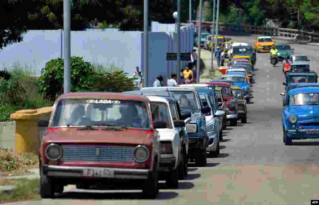 Larga cola para combustible en La Habana.YAMIL LAGE / AFP