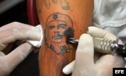 Tatuajes del Che en La Habana.