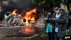 Autos en llamas cerca del Hotel O'Higgins en Viña del Mar, Chile, durante las protestas del 23 de febrero contra el presidente Sebastián Piñera.