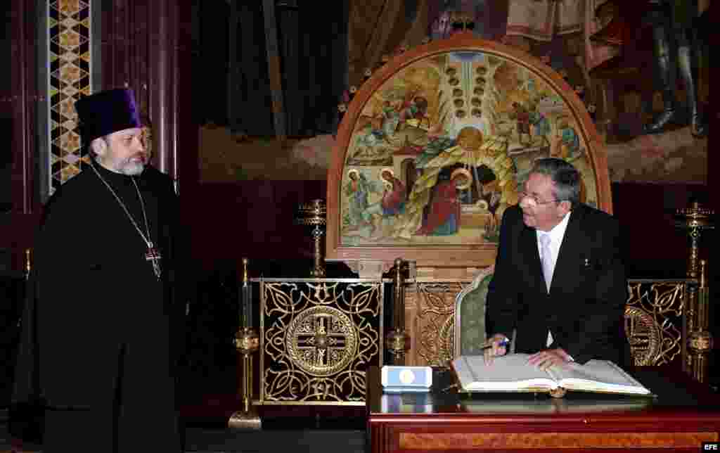 2009 - Raúl Castro firma en el libro de honor antes de reunirse con el Patriarca de la Iglesia Ortodoxa Rusa (IOR), Kirill. Castro es el primer líder extranjero que se entrevista con el nuevo patriarca de la Iglesia Ortodoxa Rusa.