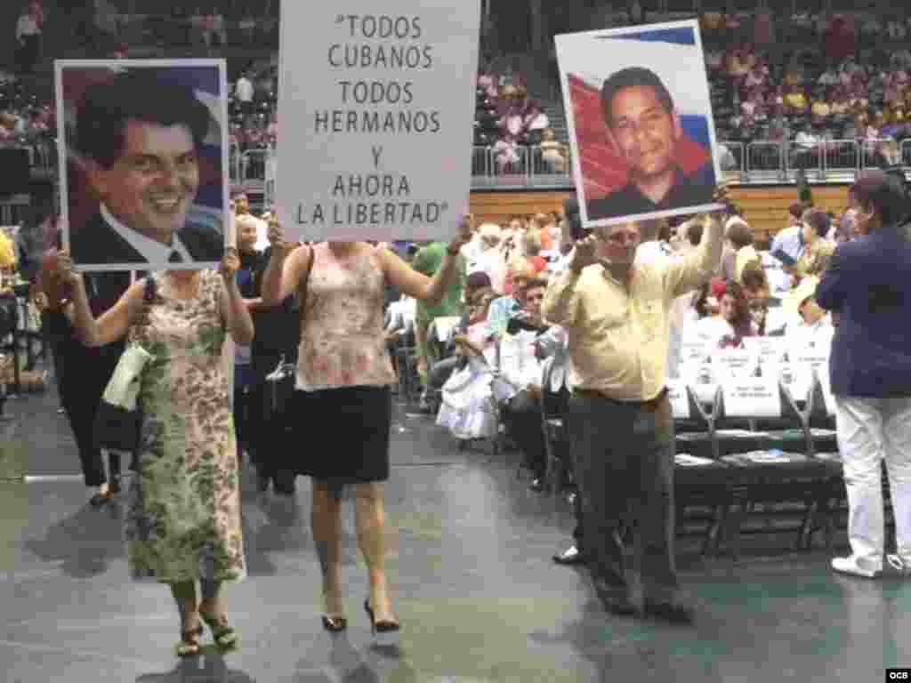 Miembros del Movimiento Cristiano Liberación estuvieron en el BankUnited Center y recordaron a los fallecidos Oswaldo Payá y Harold Cepero. Foto cortesía de José Luis Ramos.