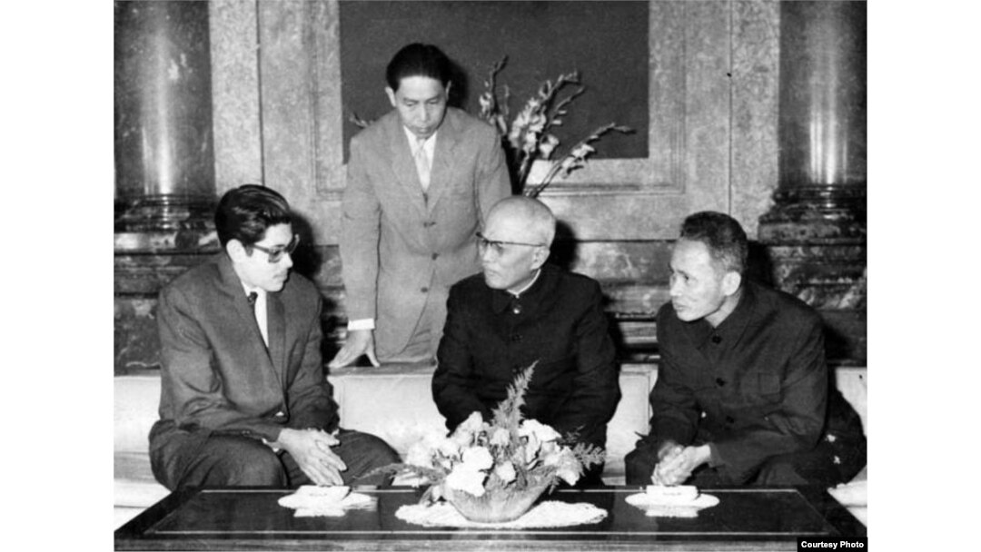 Héctor Rodráguez Llompart de visita en Vietnam.