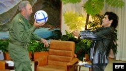Foto Archivo: Octubre 2005, Diego Maradona (der) entrevistando al presidente de Cuba, Fidel Castro, quien recibió al futbolista en el edificio presidencial de La Habana.
