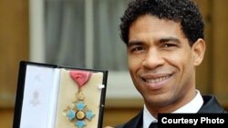 El bailarín cubano CarlosAcosta con su medalla de Comendador de la Orden del Imperio Británico