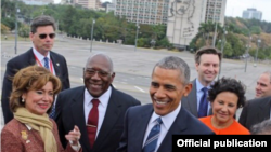 Contreras-Sweet (izq.) junto a Obama en la Plaza de la Revolución. Tomado de @MCS4Biz