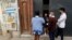 Estudiantes de medicina realizan una pesquisa de coronavirus en una barrio de La Habana. REUTERS/Stringer 