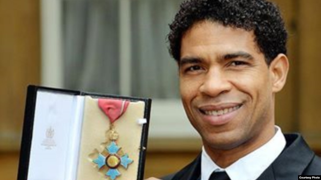 El bailarín cubano CarlosAcosta con su medalla de Comendador de la Orden del Imperio Británico