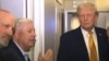 El senador Lindsey Graham (centro) junto al presidente Donald Trump, a bordo del Air Force One.