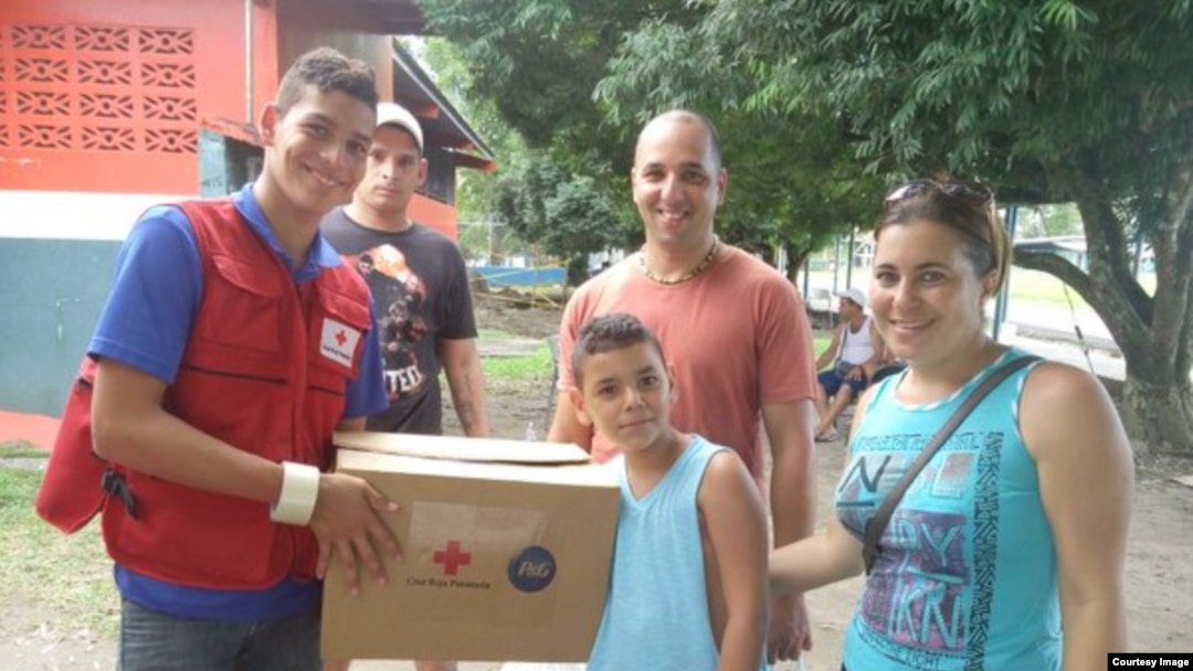 Cruz Roja de Panamá ayuda a migrantes cubanos.
