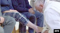 El papa Francisco lava los pies a reclusos en una cárcel de Roma.